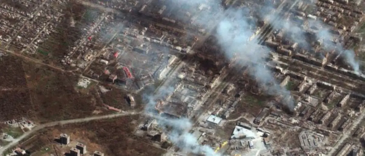 Ucraina, continuano i bombardamenti sull’acciaieria di Mariupol. Zelensky: «Civili ancora dentro. È un inferno»