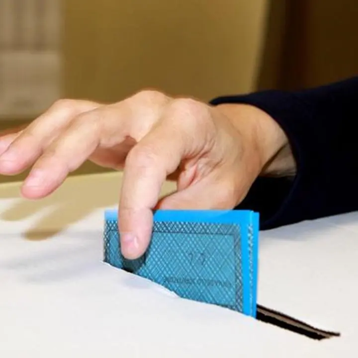Elezioni, stilate le regole anti-Covid: previsti seggi in ospedale e voto a domicilio. Alle urne anche 75 Comuni calabresi