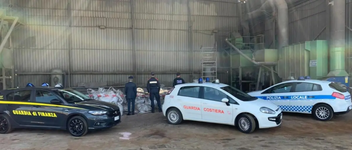 Scarichi industriali in mare e deposito incontrollato di rifiuti, sequestrata azienda a Vibo