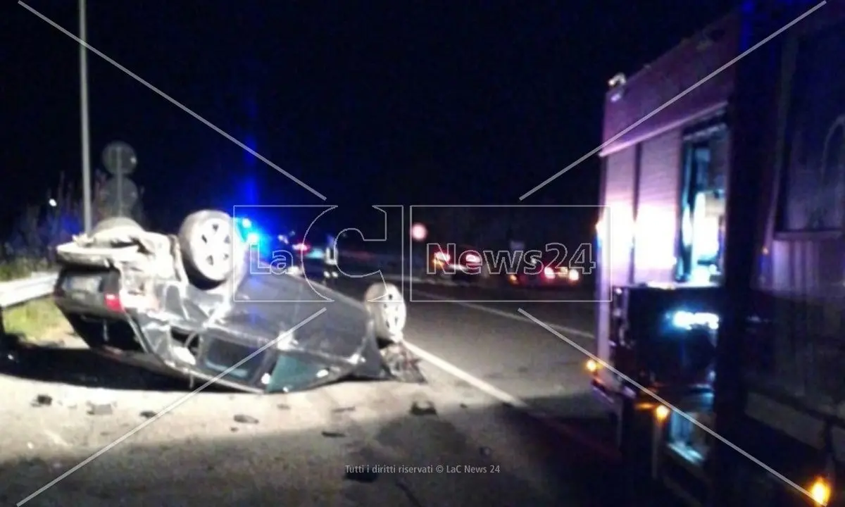 Corigliano Rossano, auto si ribalta lungo la statale 106: un ferito