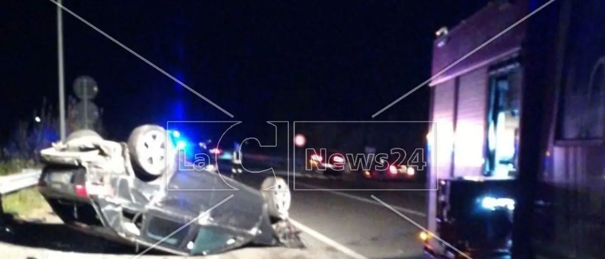 Corigliano Rossano, auto si ribalta lungo la statale 106: un ferito