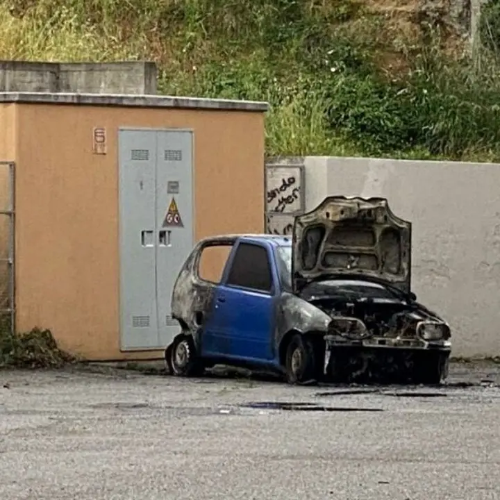 Incendio a Corigliano Rossano, auto in fiamme in pieno centro città: non esclusa la matrice dolosa