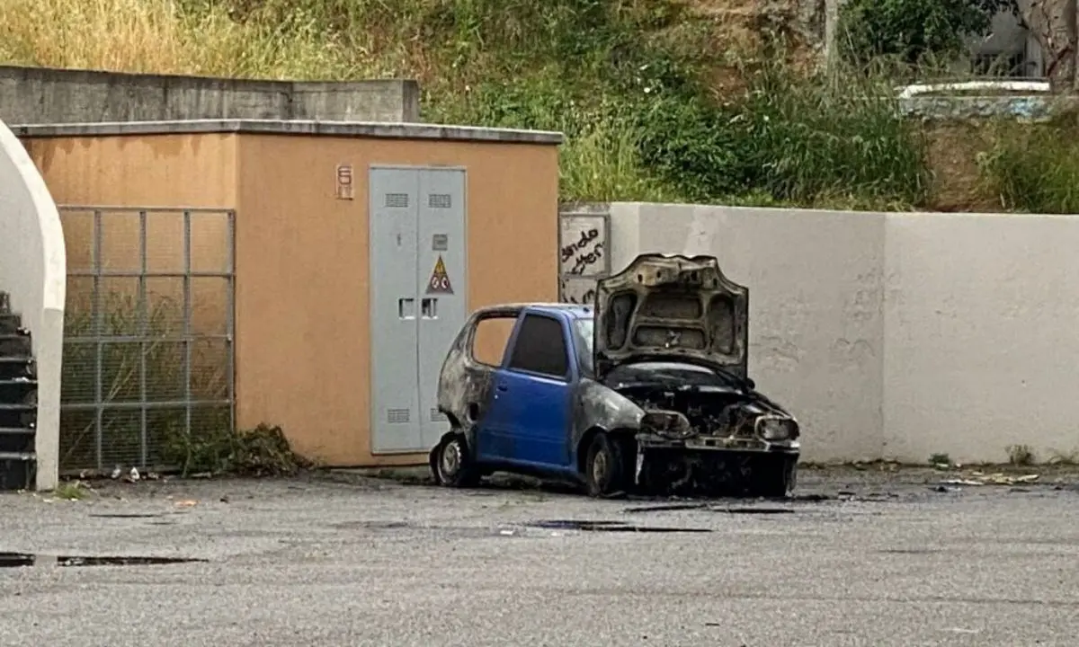 Incendio a Corigliano Rossano, auto in fiamme in pieno centro città: non esclusa la matrice dolosa