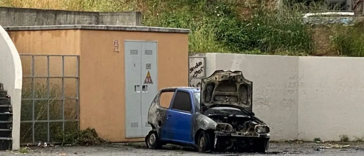 Incendio a Corigliano Rossano, auto in fiamme in pieno centro città: non esclusa la matrice dolosa