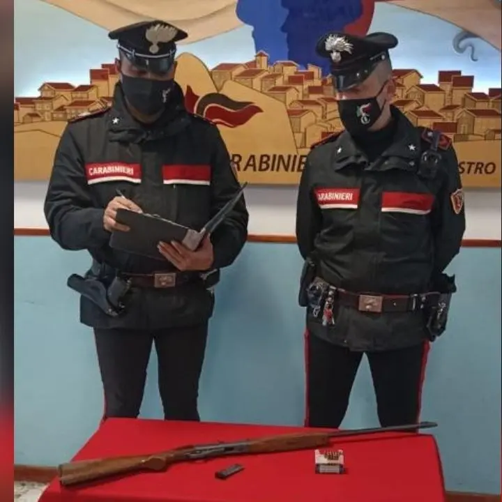 Nascondeva in un edificio di sua proprietà un fucile con matricola abrasa: arrestato 64enne nel Crotonese