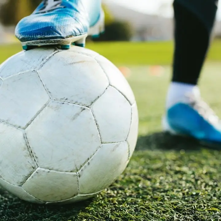 Cartellino giallo al figlio, 34enne picchia l’arbitro e un tifoso al termine di una partita di calcio fra under 14