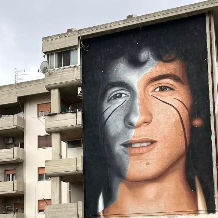 Jorit “imbratta” Crotone con il volto di Rino Gaetano: ecco chi è il Banksy italiano