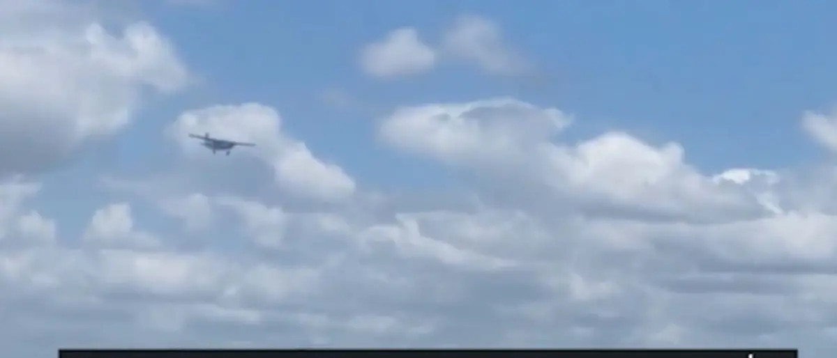 Come in un film, il pilota sviene e il passeggero fa atterrare l’aereo: miracolo in Florida - Video