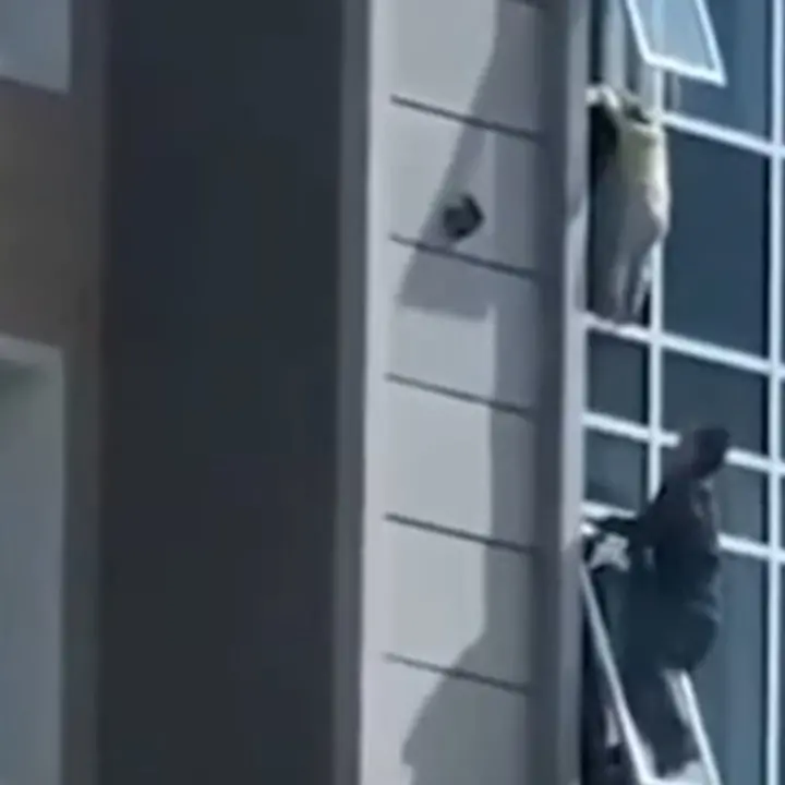 Afferra al volo una bambina che precipita dall’ottavo piano: il video dell’incredibile salvataggio