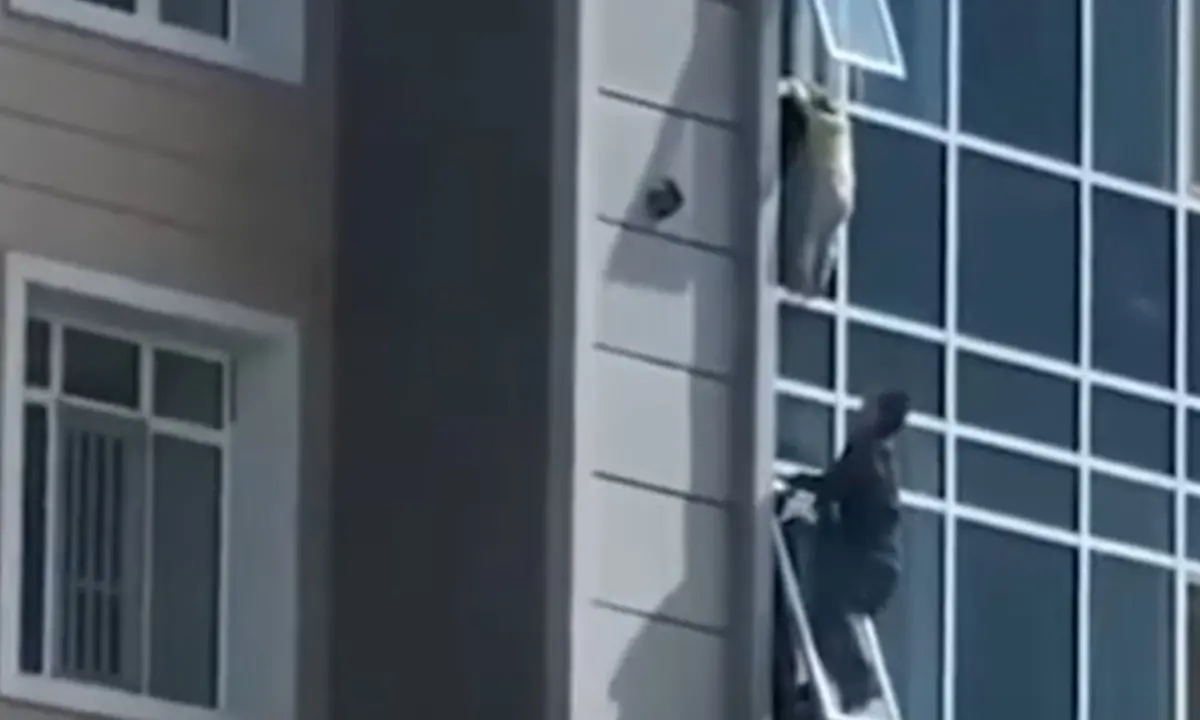 Afferra al volo una bambina che precipita dall’ottavo piano: il video dell’incredibile salvataggio