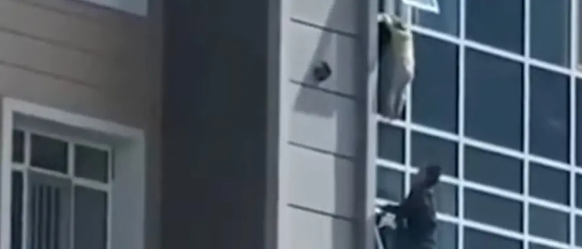 Afferra al volo una bambina che precipita dall’ottavo piano: il video dell’incredibile salvataggio