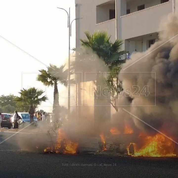 Tragedia sfiorata a Corigliano Rossano: auto prende fuoco con due persone a bordo