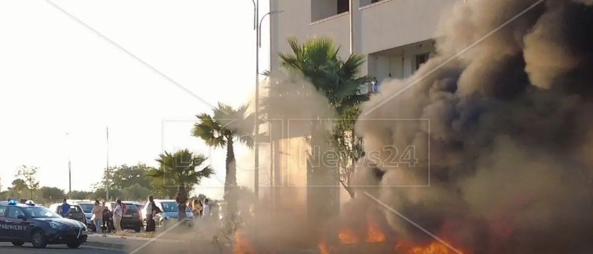 Tragedia sfiorata a Corigliano Rossano: auto prende fuoco con due persone a bordo