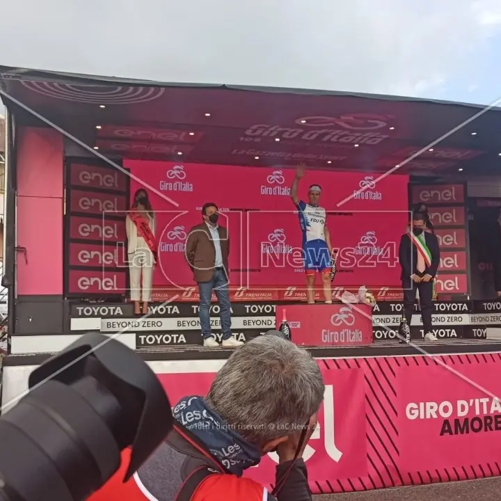 Giro d’Italia, Scalea si tinge di rosa dopo l’arrivo in volata