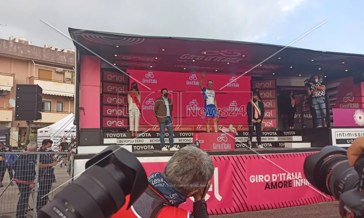 Giro d’Italia, Scalea si tinge di rosa dopo l’arrivo in volata