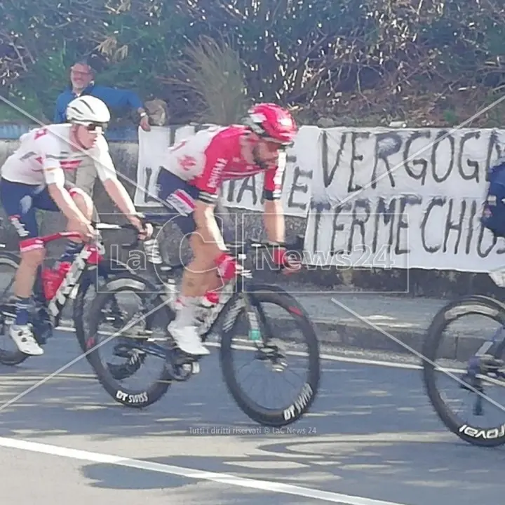 Sesta tappa del Giro d’Italia, i lavoratori delle Terme Luigiane protestano in diretta tv