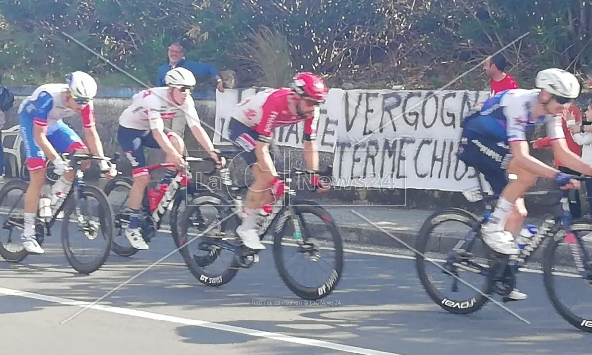 Sesta tappa del Giro d’Italia, i lavoratori delle Terme Luigiane protestano in diretta tv