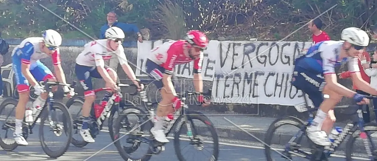 Sesta tappa del Giro d’Italia, i lavoratori delle Terme Luigiane protestano in diretta tv