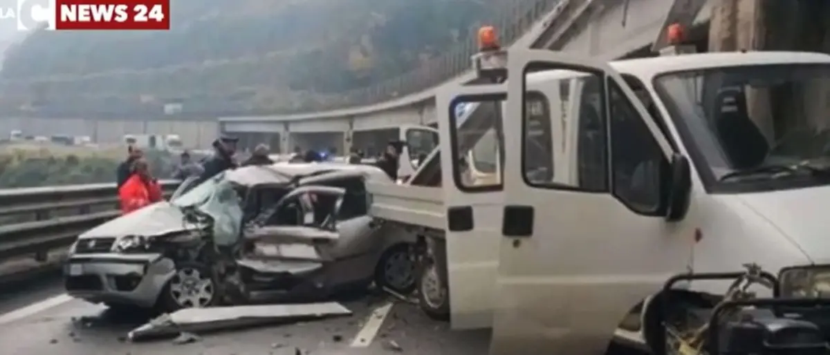 Morì in un incidente tra Cosenza e Altilia, la famiglia di Mattia Albace: «Tratto realizzato con materiali scadenti»