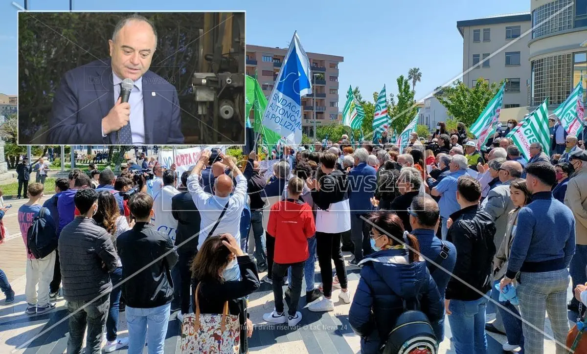 Gratteri e i magistrati dopo il sit-in: «Grazie, abbiamo bisogno di voi per combattere la ‘ndrangheta»