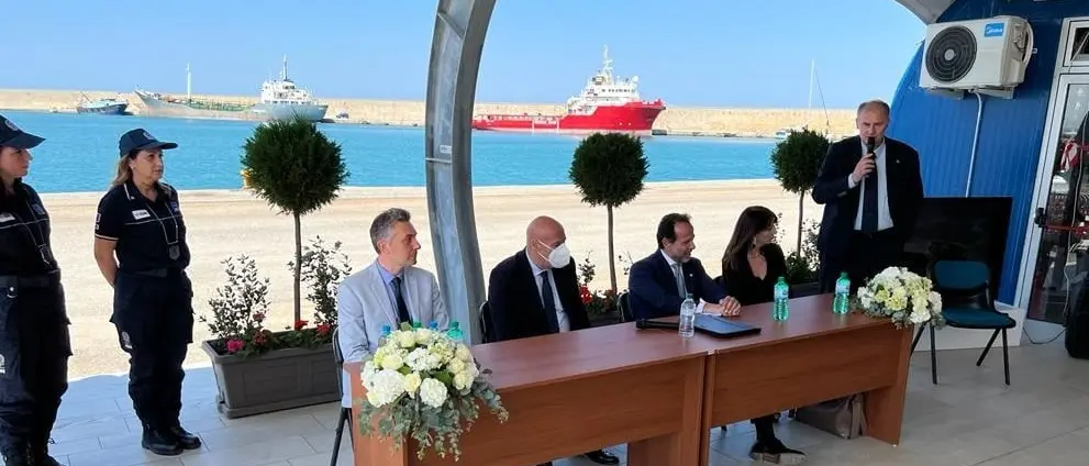 Migranti, a Crotone il relitto di un peschereccio diventerà un monumento all’accoglienza