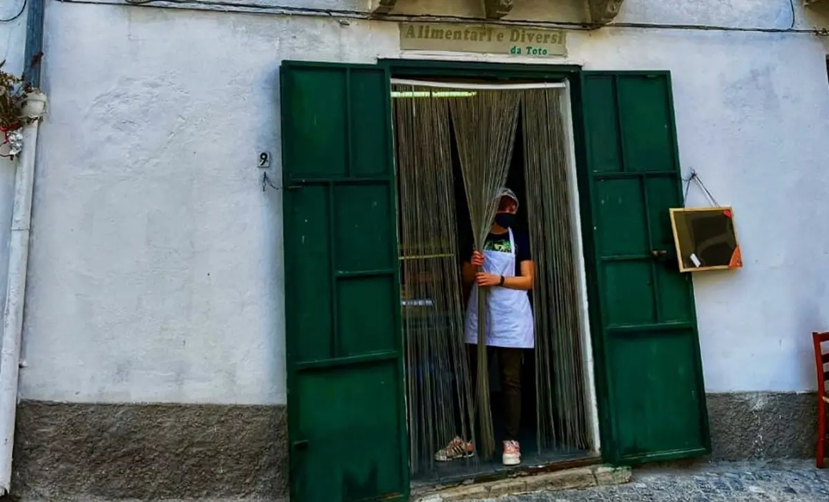 “A Putiga e Totu”, due giovani riaprono l’antico negozio di alimentari e il borgo di Castelsilano ritorna a sperare