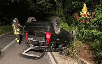 Incidente nel Catanzarese, perde il controllo dell’auto e si ribalta: ferito il conducente