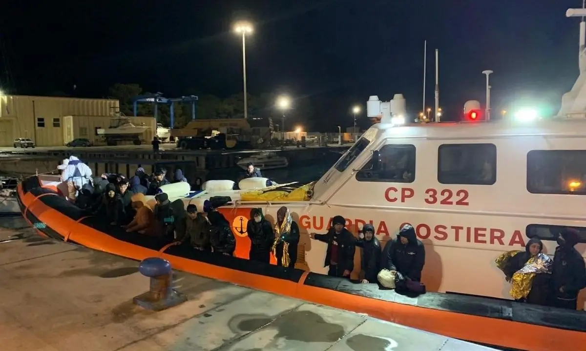 Migranti, soccorse al largo di Roccella Ionica due barche con 150 persone a bordo