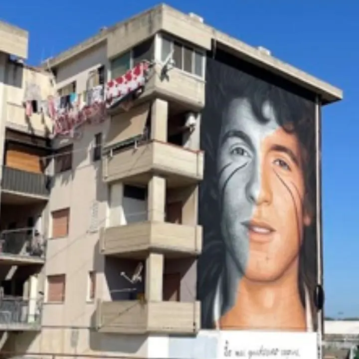 Crotone, la meraviglia del murale di Jorit: quello sguardo di Rino sembra puntare all’infinito