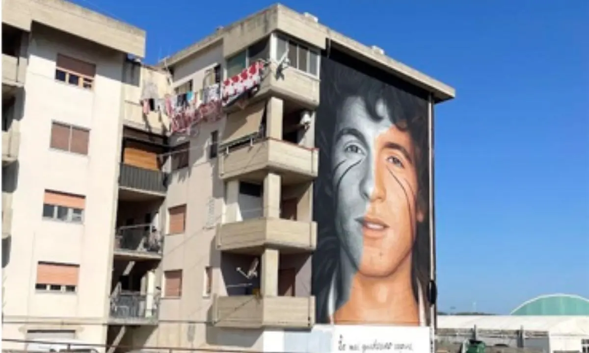 Crotone, la meraviglia del murale di Jorit: quello sguardo di Rino sembra puntare all’infinito