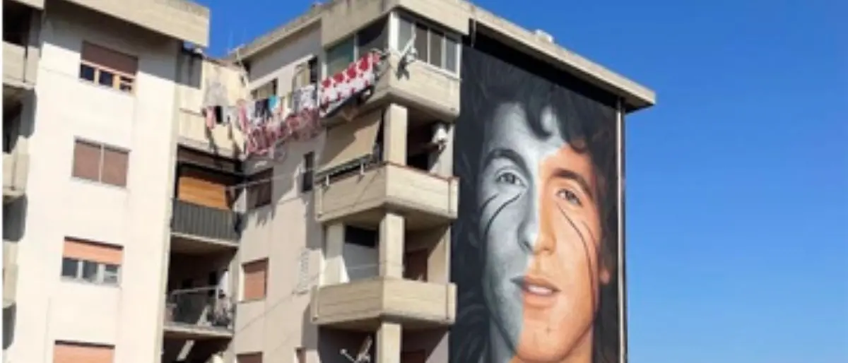 Crotone, la meraviglia del murale di Jorit: quello sguardo di Rino sembra puntare all’infinito