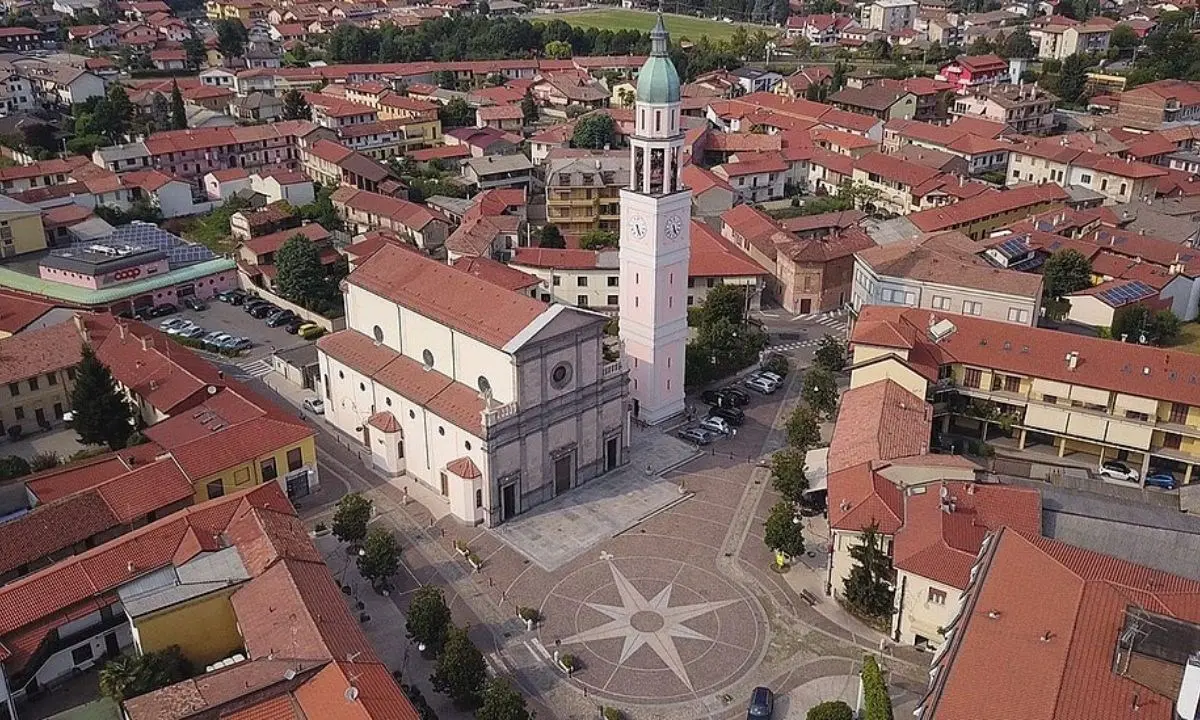 Operaio ubriaco molesta e palpeggia una 18enne per strada, il padre della ragazza lo picchia