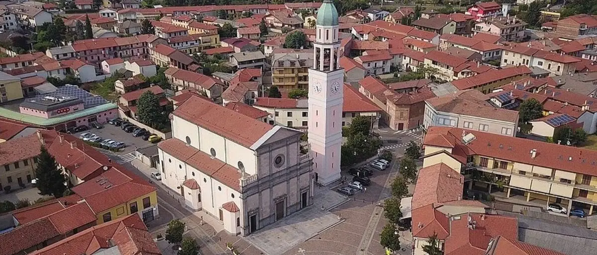 Operaio ubriaco molesta e palpeggia una 18enne per strada, il padre della ragazza lo picchia
