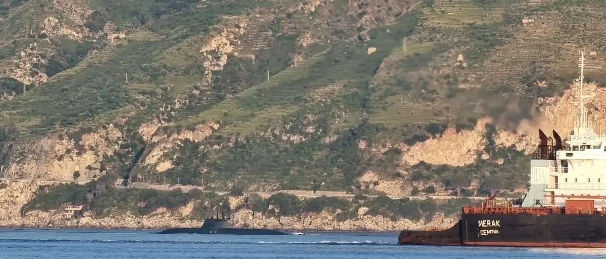 Sommergibili nello Stretto di Messina: esercitazioni militari che richiamano i vicini scenari di guerra