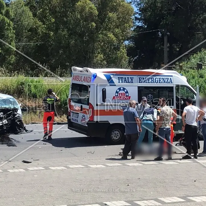 Incidente sulla statale 106 a Locri, un ferito grave nell'impatto tra due auto