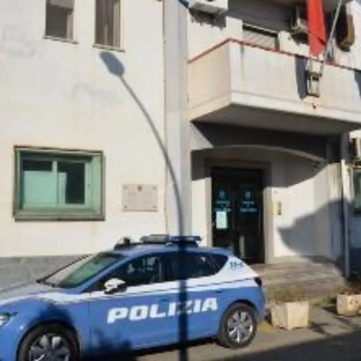 Gioia Tauro, aggredisce un coetaneo all’uscita da scuola con una mazza di ferro: deferito un minore