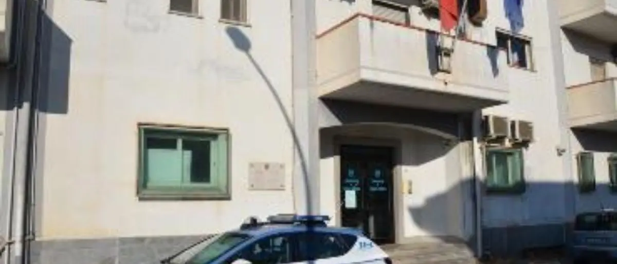 Gioia Tauro, aggredisce un coetaneo all’uscita da scuola con una mazza di ferro: deferito un minore