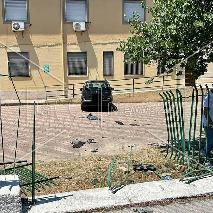 Incidente a Corigliano Rossano, perde il controllo dell’auto e sfonda la recinzione di una scuola
