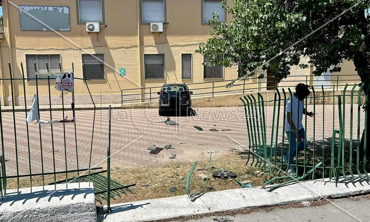 Incidente a Corigliano Rossano, perde il controllo dell’auto e sfonda la recinzione di una scuola