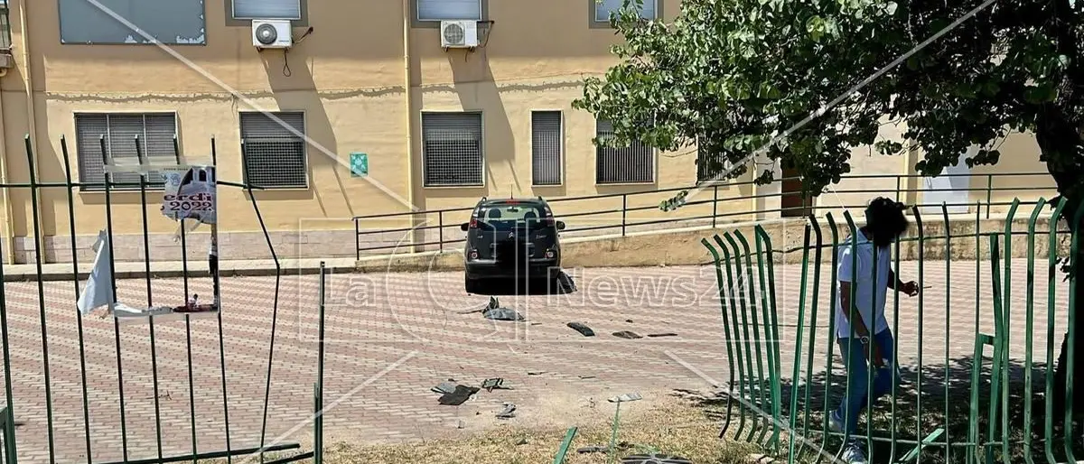 Incidente a Corigliano Rossano, perde il controllo dell’auto e sfonda la recinzione di una scuola