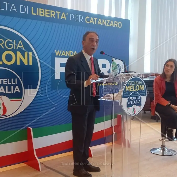 Abramo contro tutti: «In Consiglio comunale gente scarsa che non sa neppure parlare in italiano»