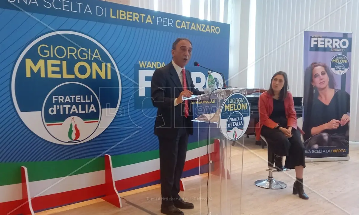 Abramo contro tutti: «In Consiglio comunale gente scarsa che non sa neppure parlare in italiano»