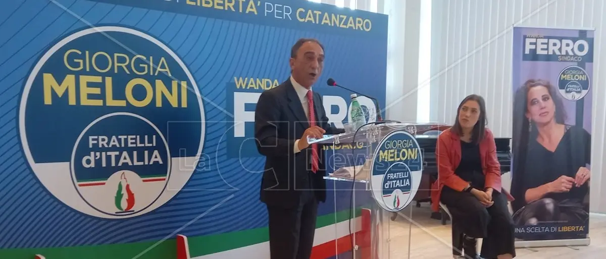 Abramo contro tutti: «In Consiglio comunale gente scarsa che non sa neppure parlare in italiano»