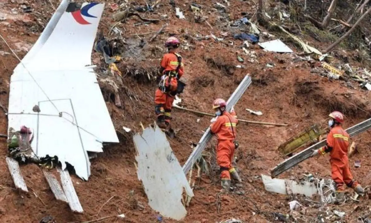 Boeing precipitato in Cina, le scatole nere: «È stato fatto schiantare intenzionalmente»