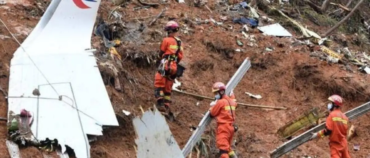 Boeing precipitato in Cina, le scatole nere: «È stato fatto schiantare intenzionalmente»