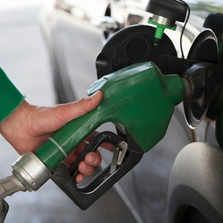 Il prezzo della benzina supera il record storico, aumenti anche per il diesel