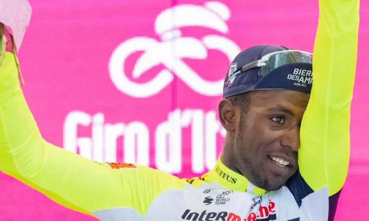 Giro d’Italia, Girmay si ritira: il vincitore dell’ultima tappa colpito all’occhio dal tappo dello spumante