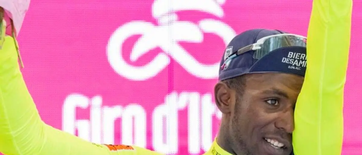 Giro d’Italia, Girmay si ritira: il vincitore dell’ultima tappa colpito all’occhio dal tappo dello spumante
