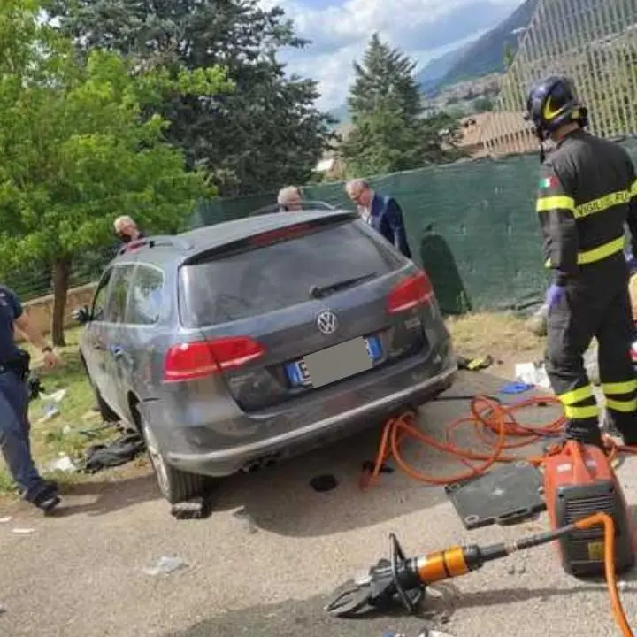 Auto piomba nel giardino di un asilo: un bimbo morto e altri 5 feriti di cui uno grave