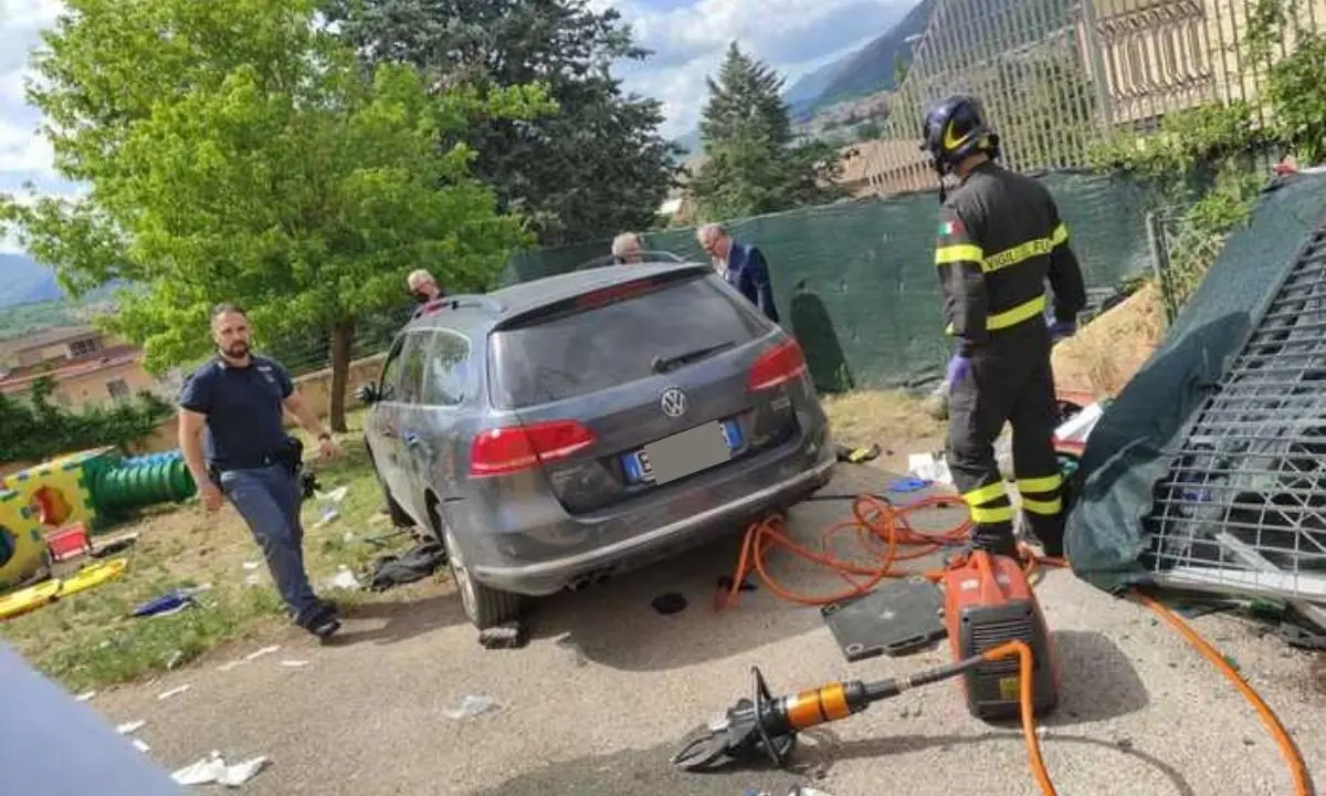 Auto piomba nel giardino di un asilo: un bimbo morto e altri 5 feriti di cui uno grave